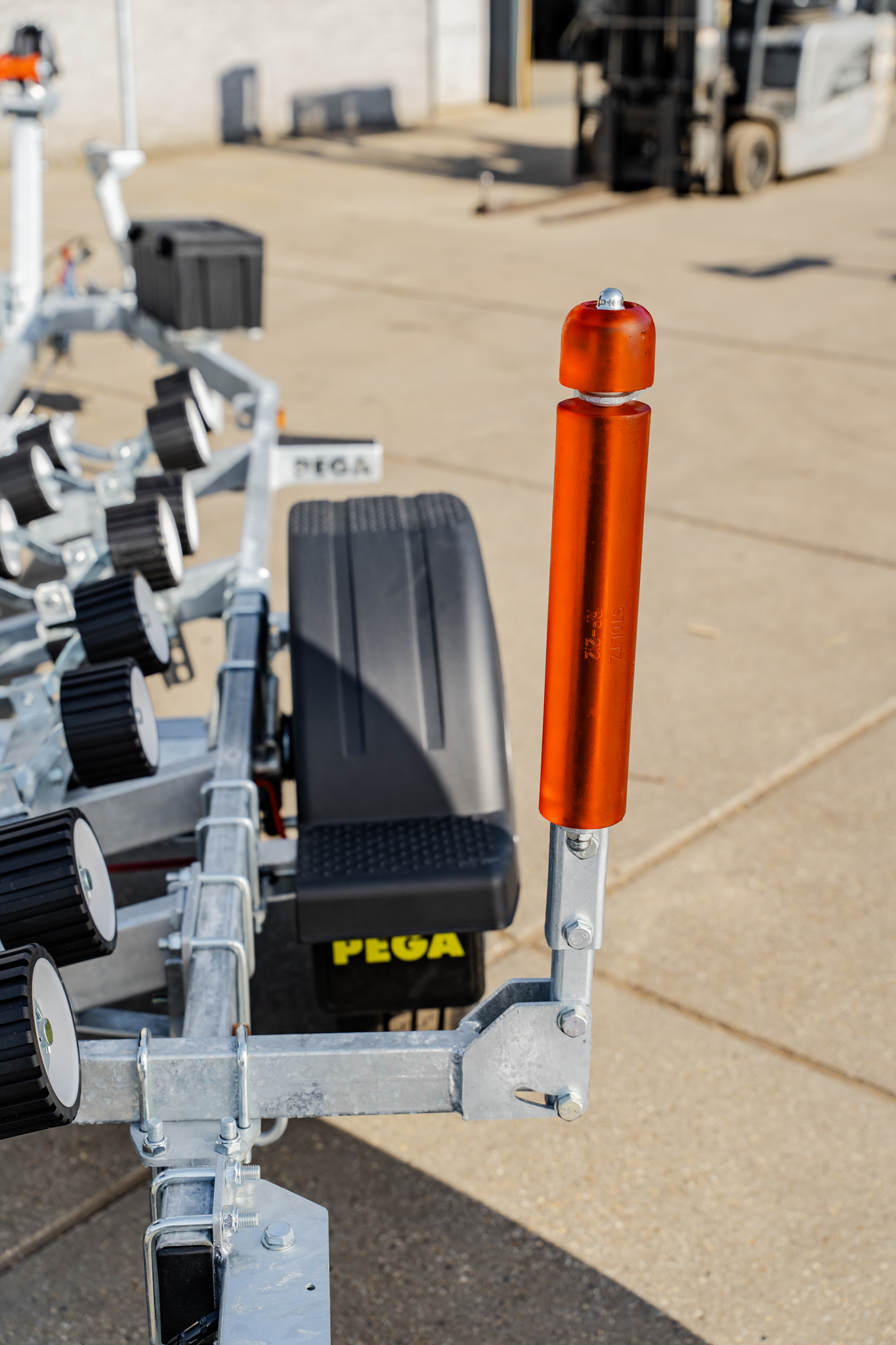 Adjustable side guide with PU rollers
